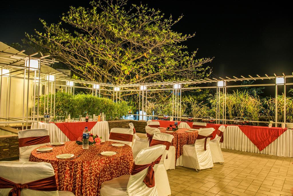 The Red Maple Mashal Indore Zewnętrze zdjęcie