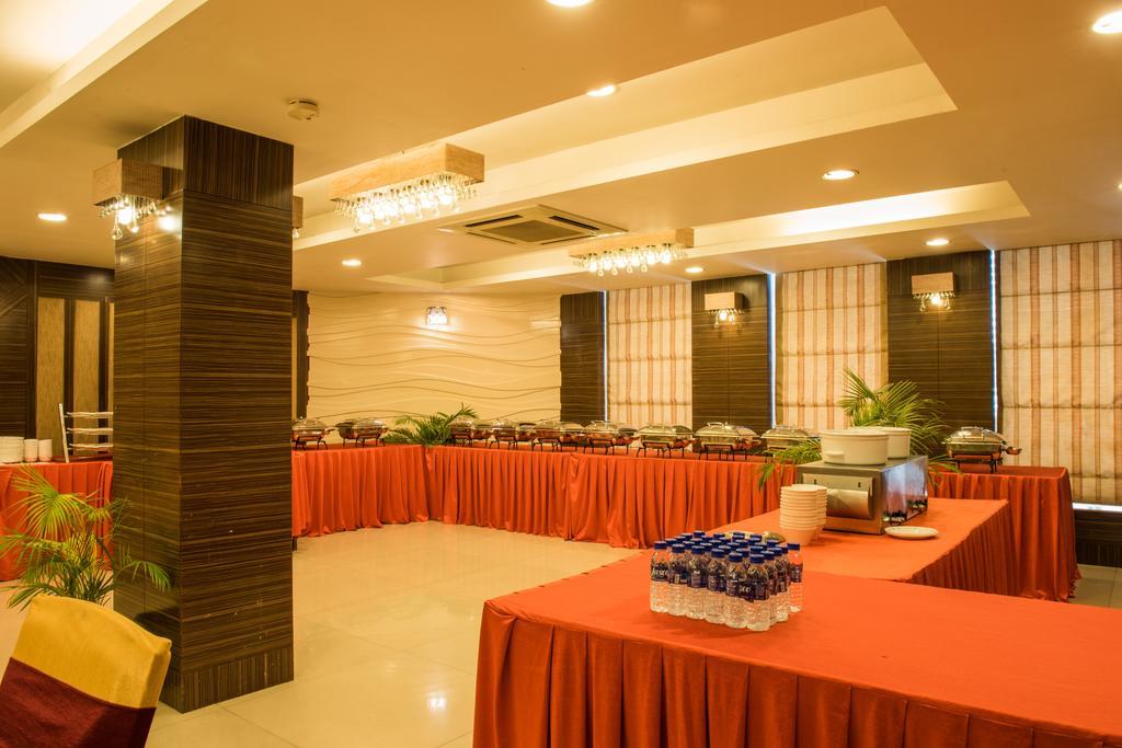 The Red Maple Mashal Indore Zewnętrze zdjęcie